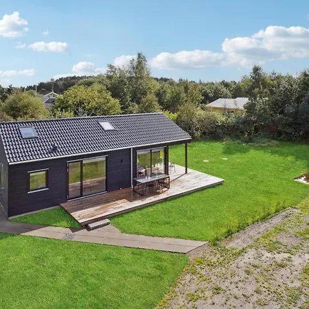 3 Bedroom Stunning In Grenaa Holiday home Brondstrup