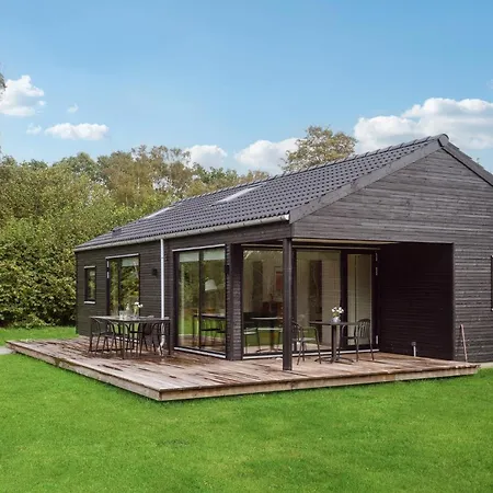 3 Bedroom Stunning In Grenaa Holiday home Brondstrup